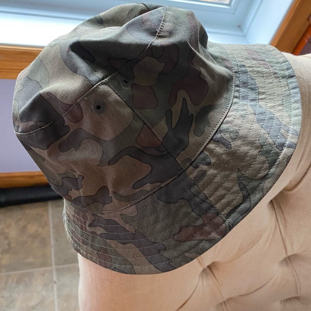 Old navy Camo boys  hat with strap 18-24 months